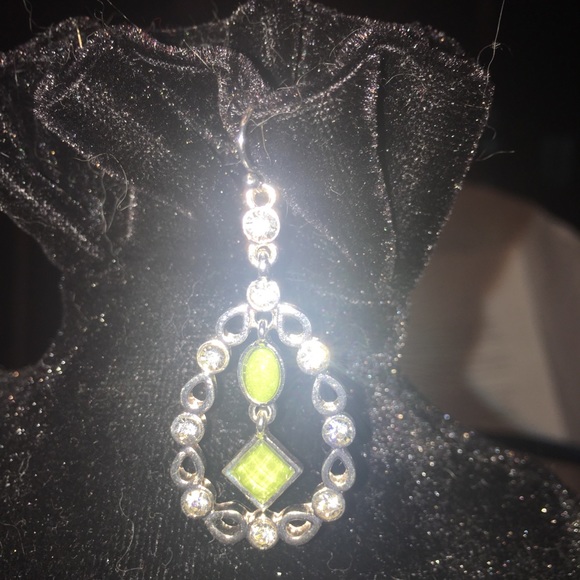 🆕Silver w green stones Oval dangle earrings NWT - Picture 8 of 8